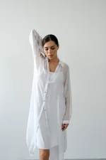 ⁦שמלת חולצה שקופה למחצה עם גופיה⁩ – תמונה ⁦3⁩
