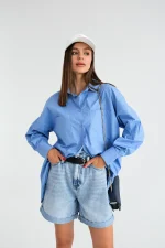 Hoch taillierte Jeansshorts mit Gürtel