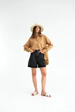 Hoch taillierte Jeansshorts mit Gürtel – Bild 6
