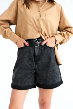 Hoch taillierte Jeansshorts mit Gürtel – Bild 5