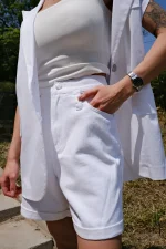 Hoch taillierte Jeansshorts mit Gürtel – Bild 2