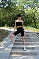 Костюм жіночий з укороченим топом і короткими легінсами - Зображення 2