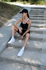 Костюм жіночий з укороченим топом і короткими легінсами - Зображення 3