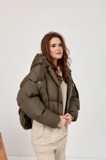 Коротка зимова стьогана куртка з капюшоном