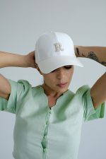 Біла бейсболка з вишивкою «R»