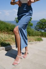Langer Jeansrock mit Schlitz – Bild 4