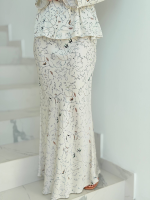Elegantes Kleid mit floralem Muster auf Treppe.