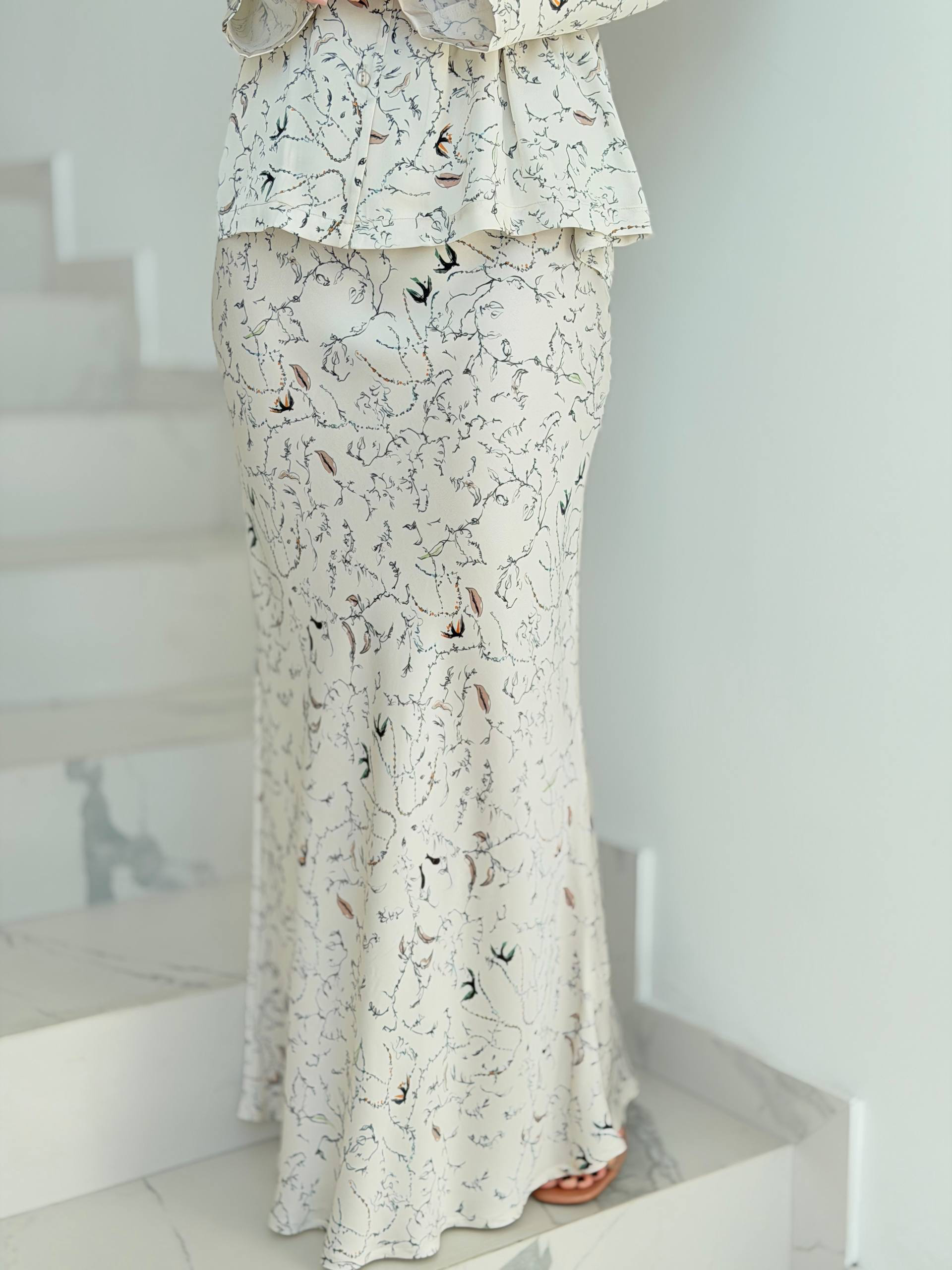 IMG_5673 Elegantes Kleid mit floralem Muster auf Treppe.