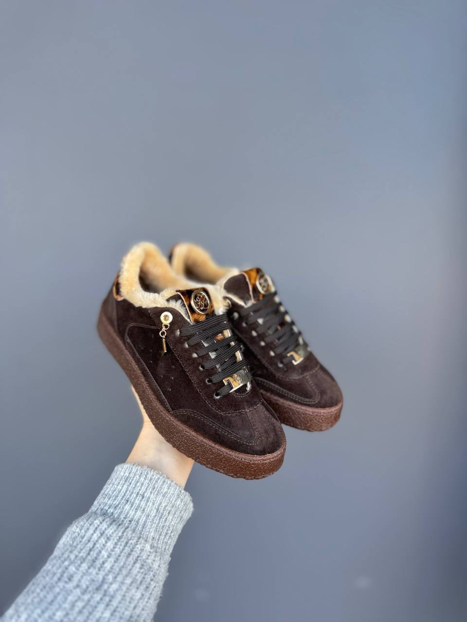 photo_6032598420314328455_y Sneakers aus Wildleder mit animalischem Print (Winter) – Bild 1